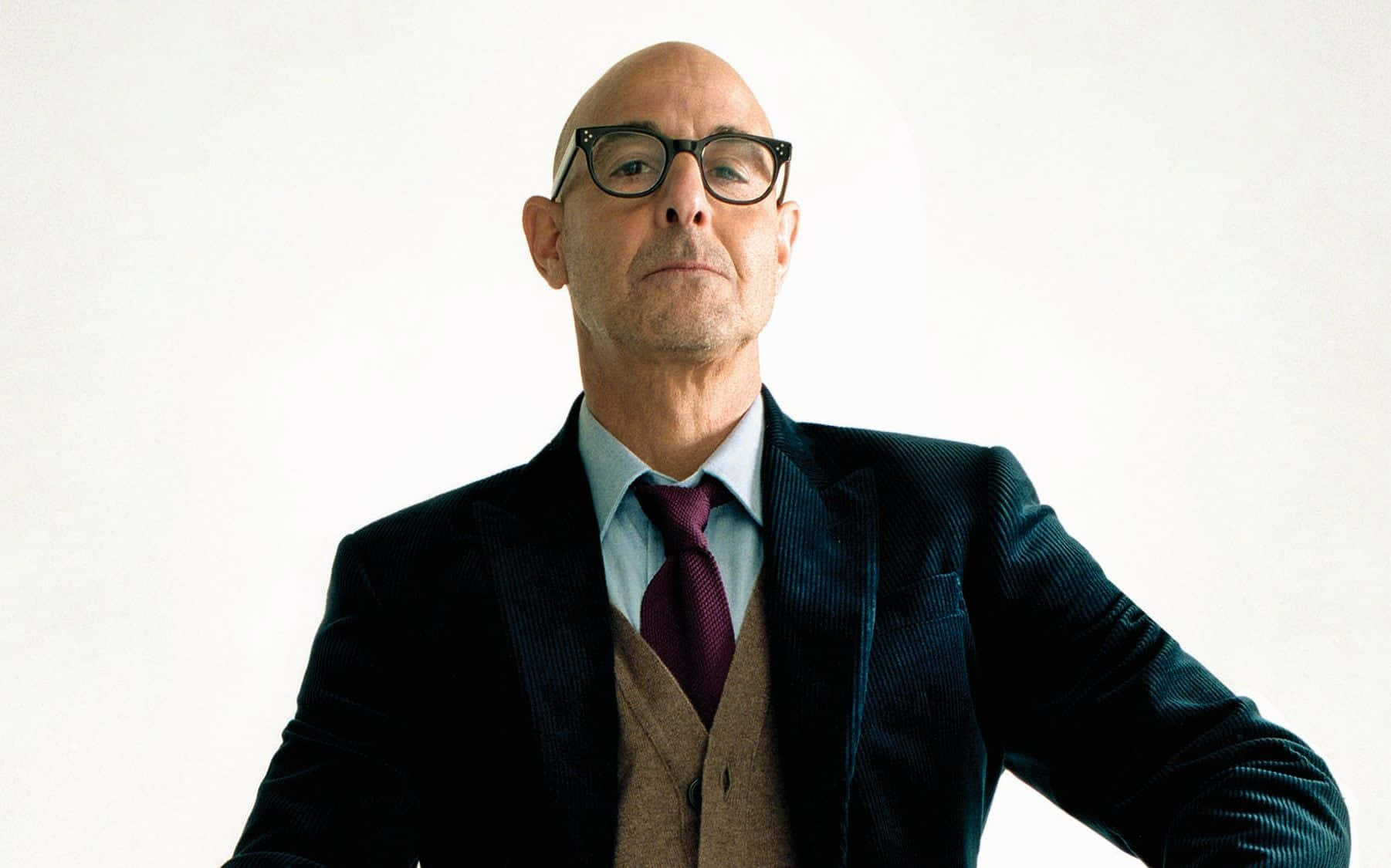 Multitalent Actor Stanley Tucci In Elegante Houding Achtergrond