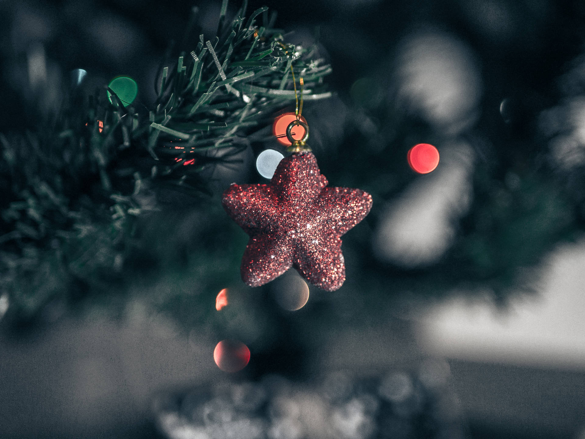 A star-lit Christmas Tree shines brightly against a dark night. Wallpaper