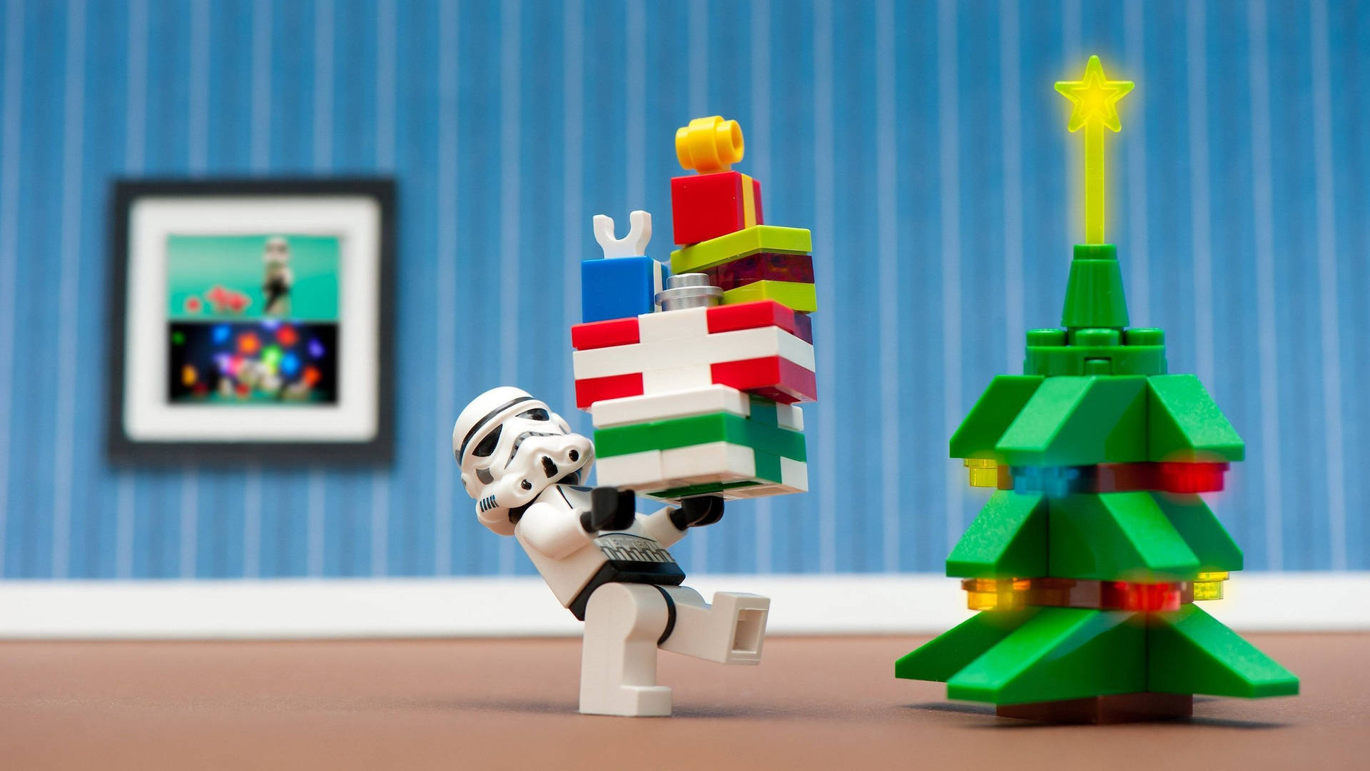 Unsoldado De Lego Llevando Un Árbol De Navidad. Fondo de pantalla