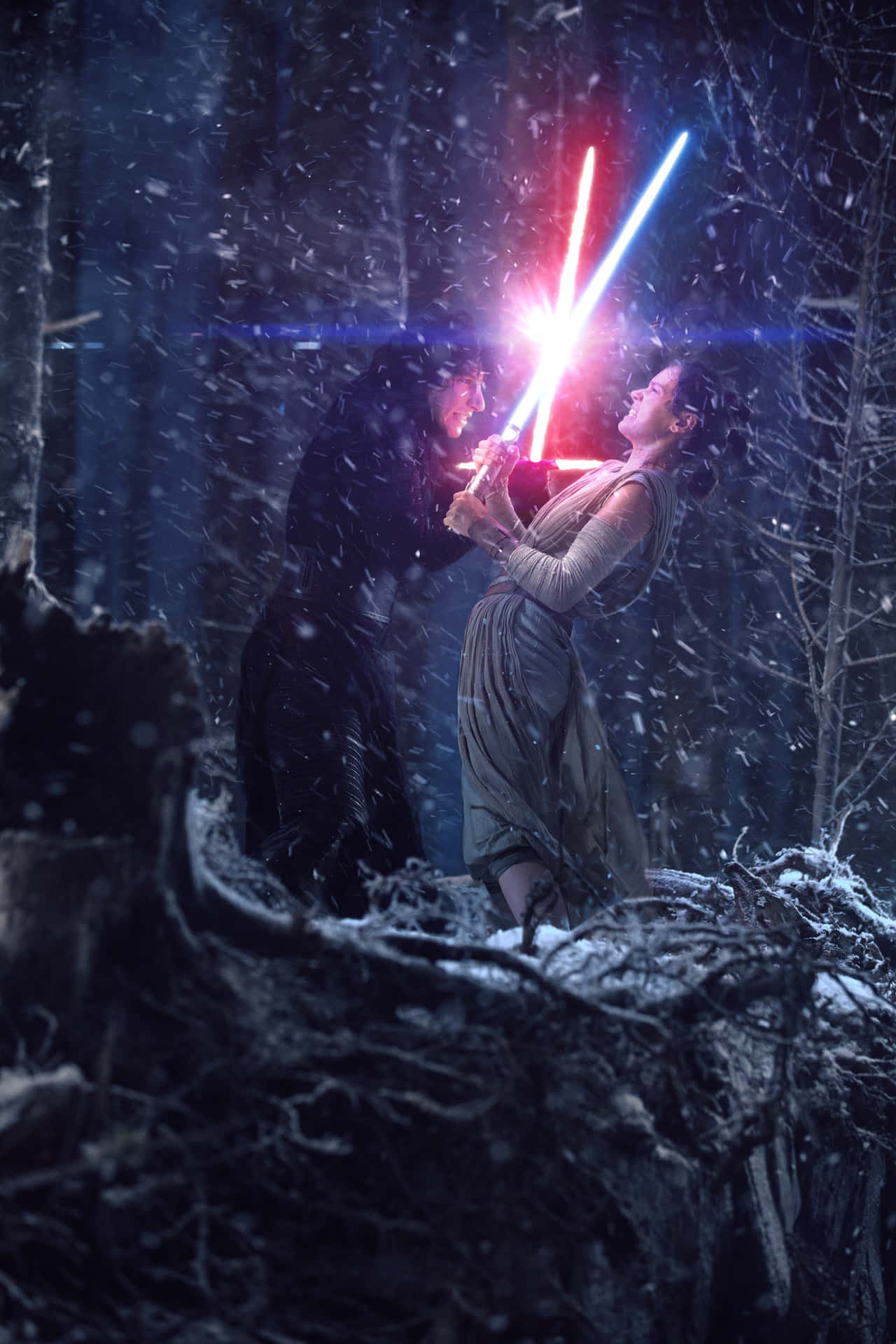 Immaginedi Star Wars Rey E Kylo Ren In Battaglia Con Le Spade Laser.