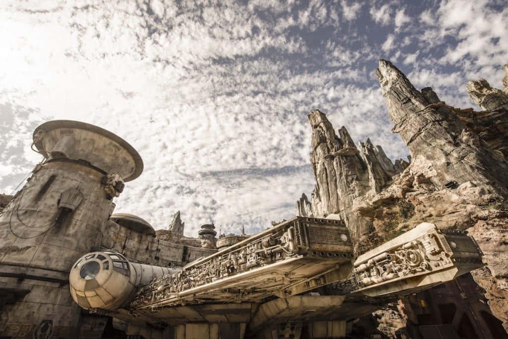 Fondode Pantalla De Star Wars Para Zoom: Millennium Falcon En Disneyland.