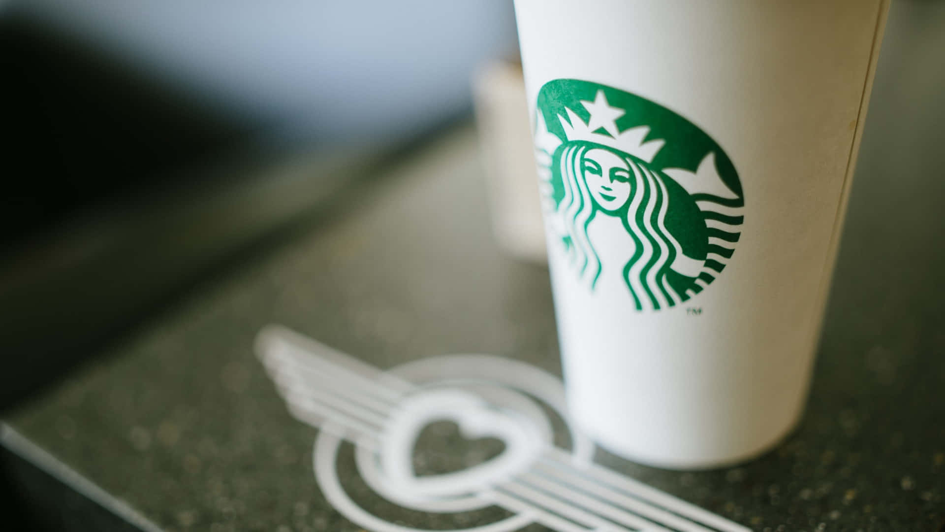 Starbuckskaffekop Med Logoen På Toppen.