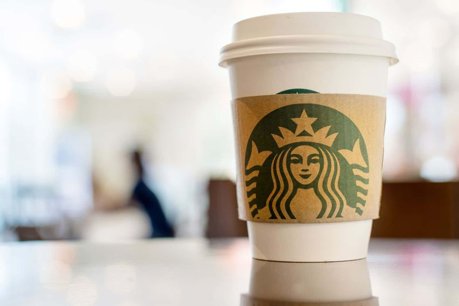 Unatazza Di Caffè Bollente Da Starbucks Per Aiutare Ad Iniziare La Giornata.