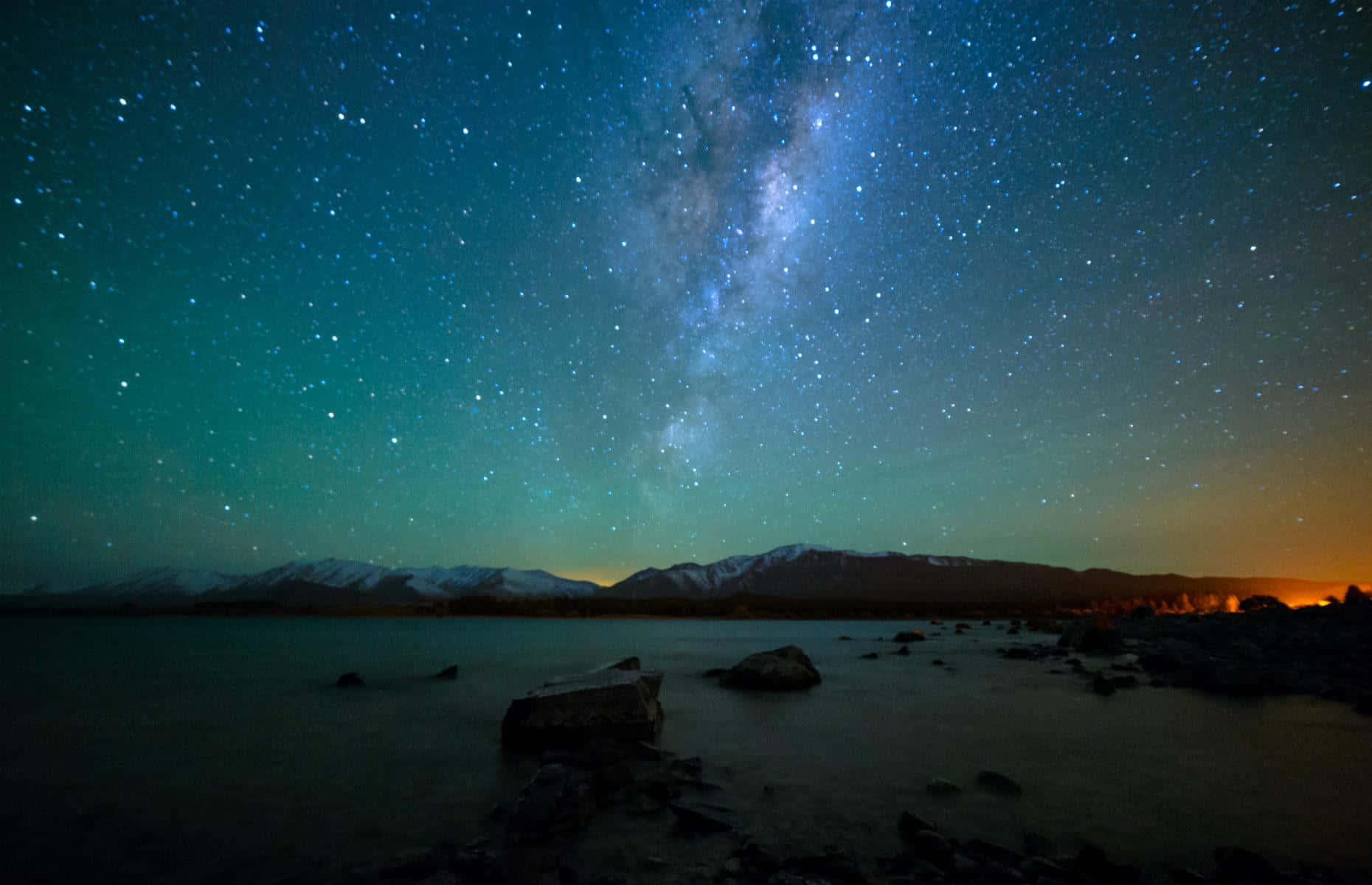 Nuit Étoilée Au-dessus D'un Lac De Montagne Fond d'écran