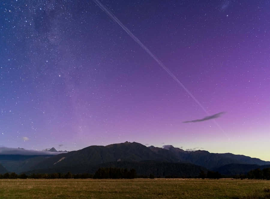 Sterrenachtige Nacht Boven Bergketen Achtergrond