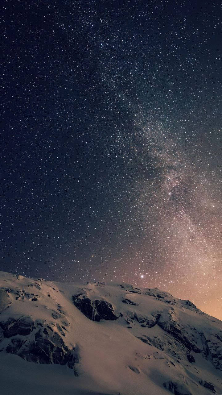 Sternenbedeckterschneebedeckter Berg Original Iphone 7 Wallpaper