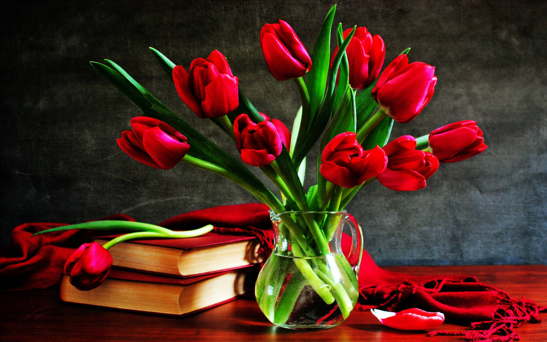 Static Red Roses And Books Wallpaper