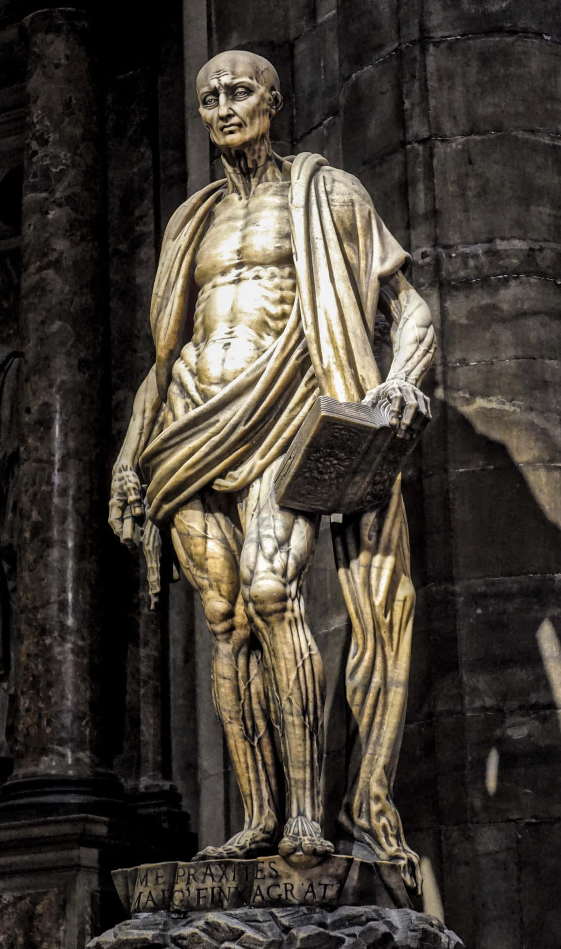 Estatuaen La Catedral De Milán Fondo de pantalla