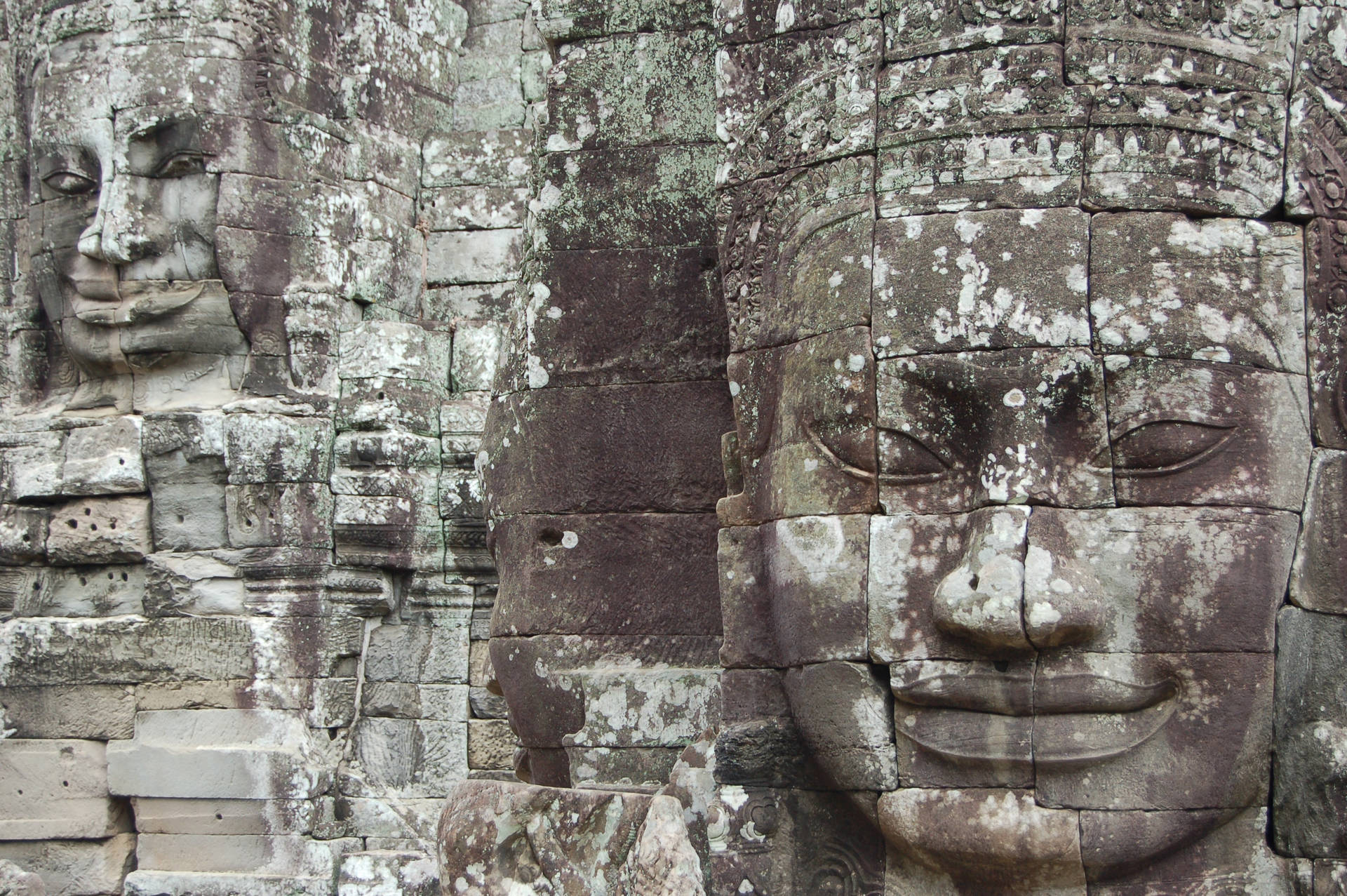 Bakgrundsbildför Datorn Eller Mobilen Med En Staty Av Ett Ansikte Från Angkor-kriget I Kambodja. Wallpaper