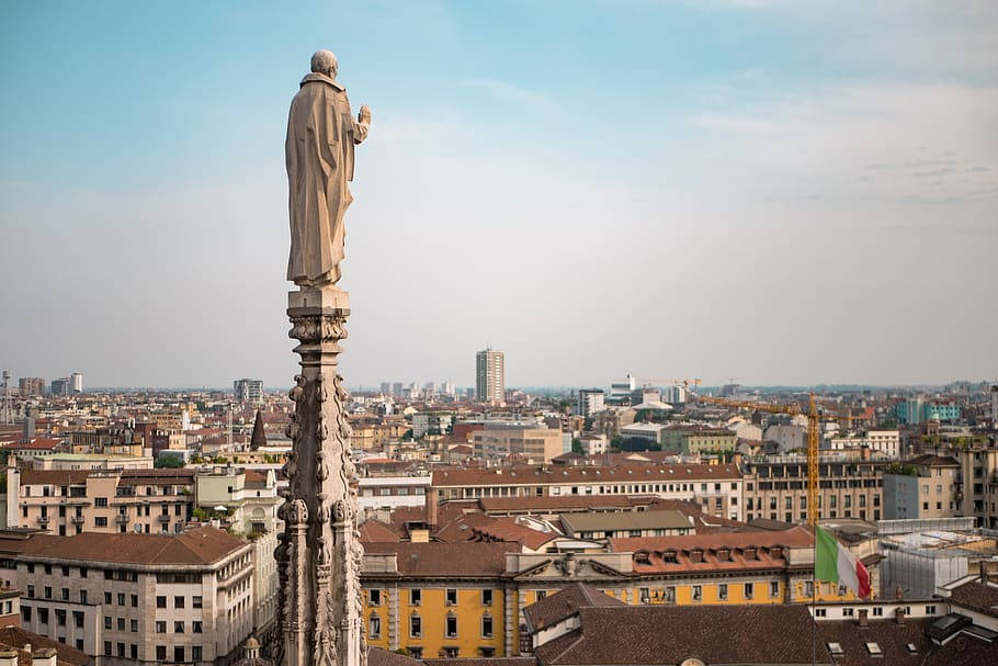 Detaljeret figur af Duomo-katedralen, Milano Wallpaper