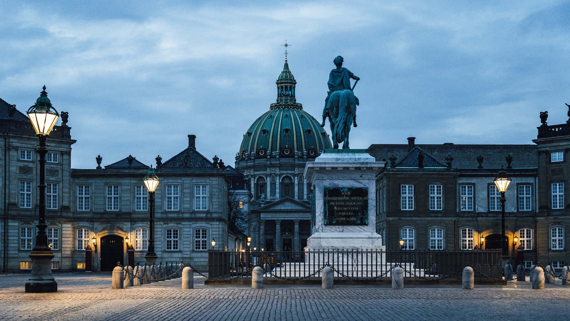 Statue Of King Frederick V In Amalienborg Palace Wallpaper