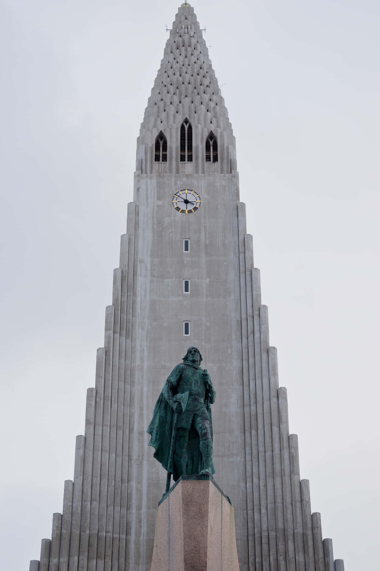 Statue Of Leif Eriksson In Hallgrimskirkja Wallpaper