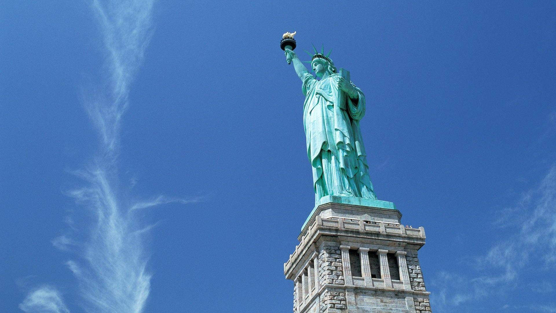 Statueder Freiheitsstatue Mit Blauem Himmel Wallpaper
