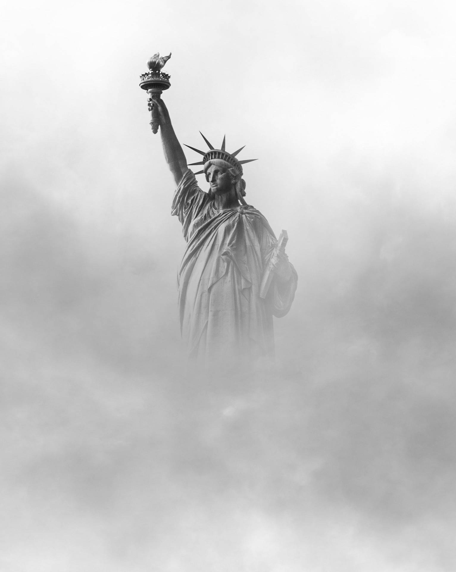 Statuadella Libertà Nella Nebbia Sfondo