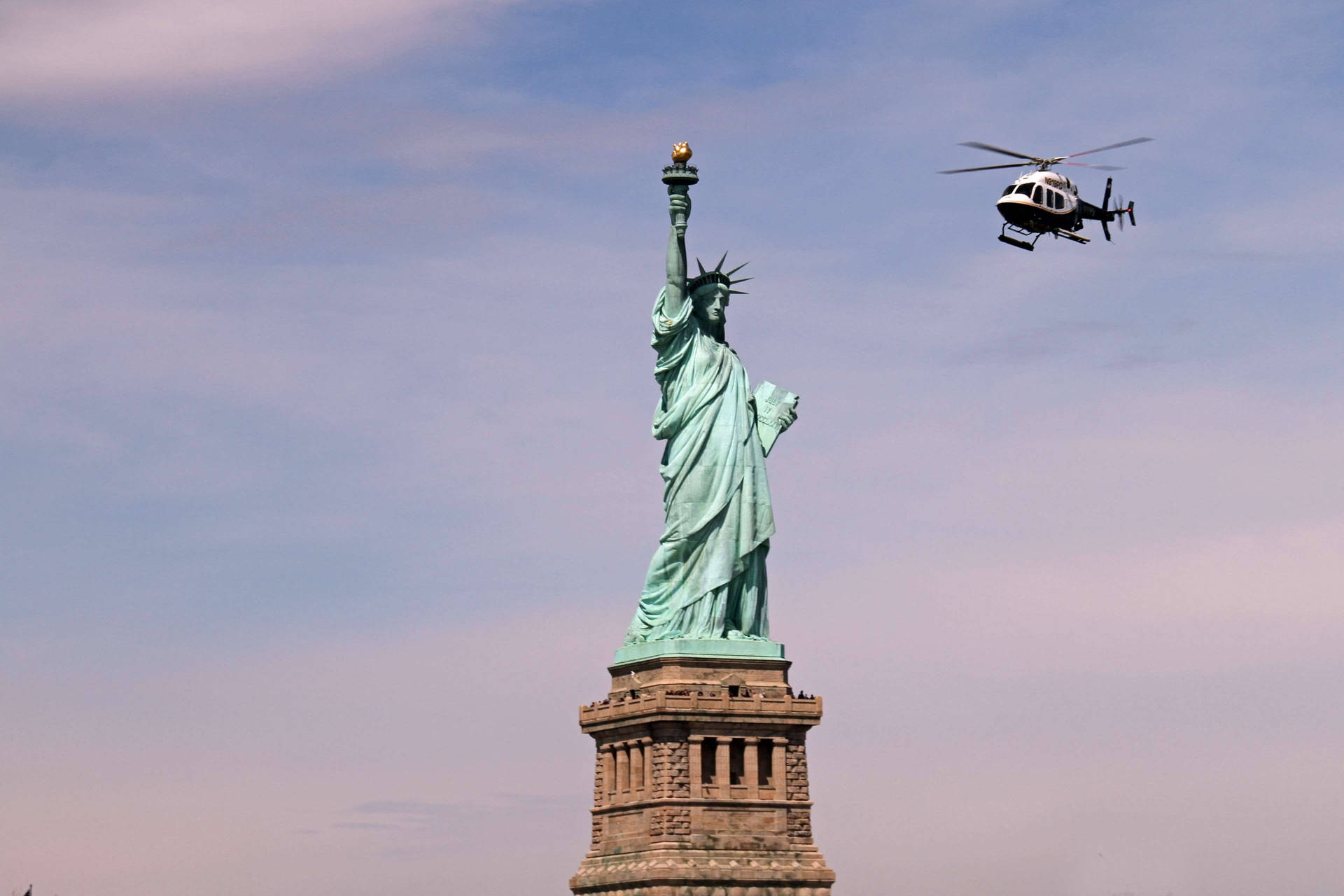 Estatuade La Libertad En Helicóptero. Fondo de pantalla