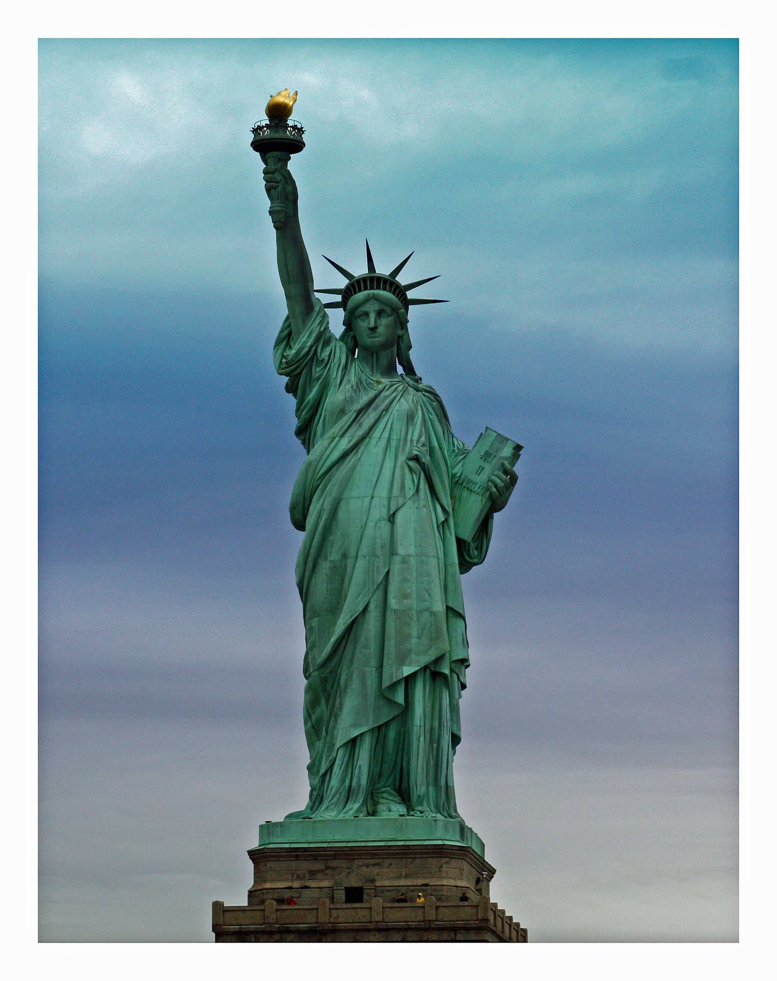 Statue af Friheden I Midten af New York City Wallpaper