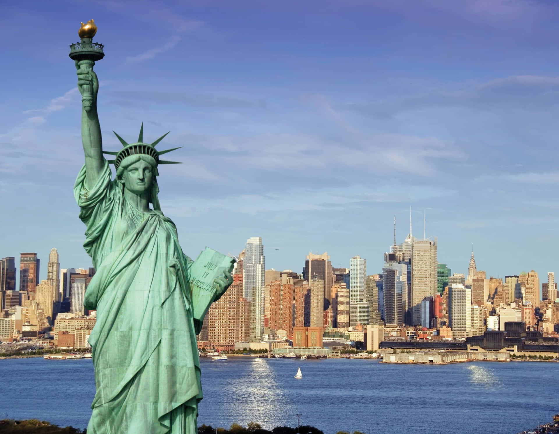 Laiconica Statua Della Libertà Si Erge Alta Nel Porto Di New York, Simbolo Di Libertà, Democrazia E Speranza.