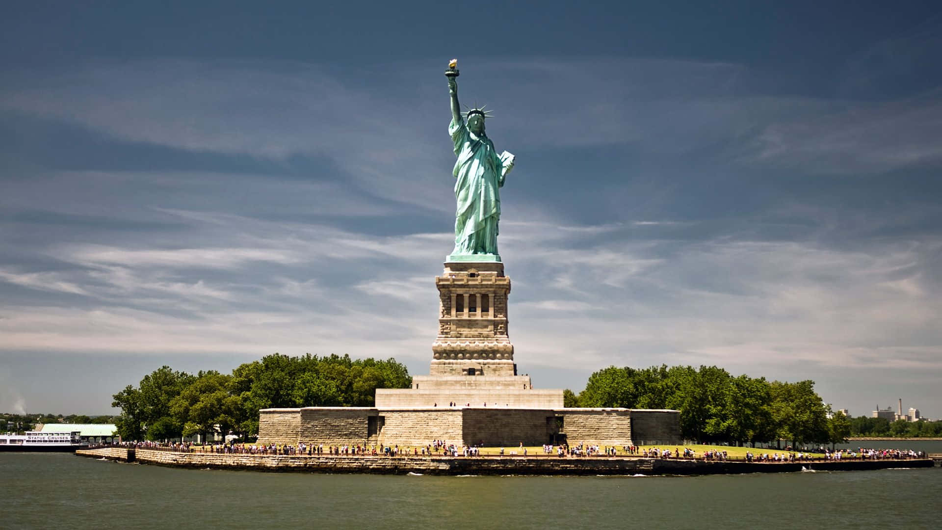 Dieikonische Freiheitsstatue Steht Hoch In New York City.