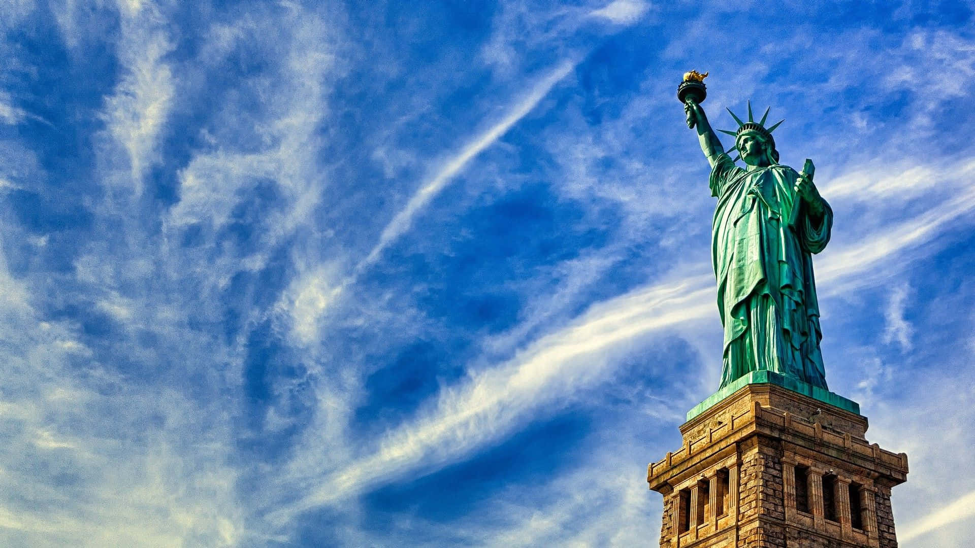 Dieikonische Freiheitsstatue Steht Stolz In New York.