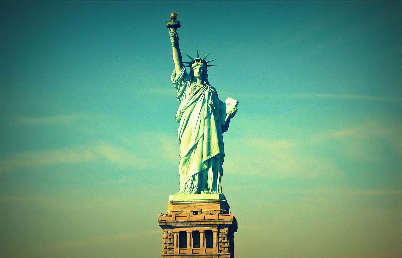 Ladyliberty Står Højt I Havnen I New York City.