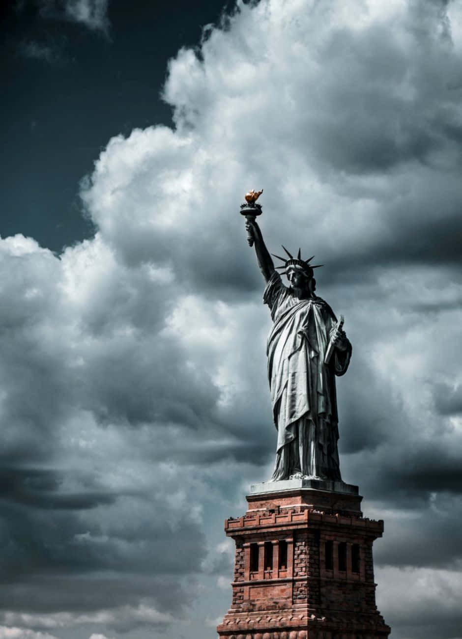 Denikoniske Frihedsgudinde-statue Står Stolt I New York City.