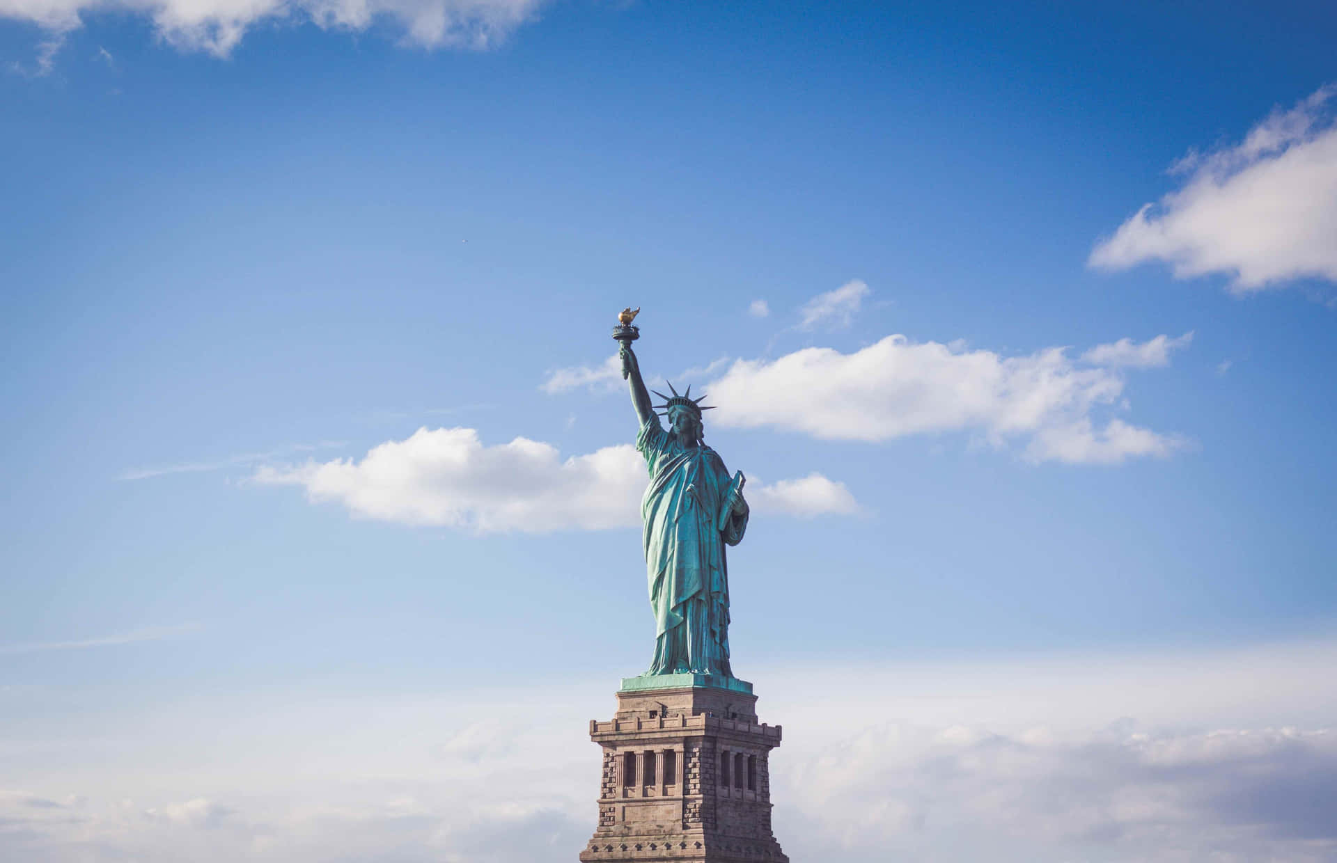 Ensymbol För Frihet Och Hopp, Frihetsgudinnan Reser Sig Högt Över New Yorks Stadssilhuett.