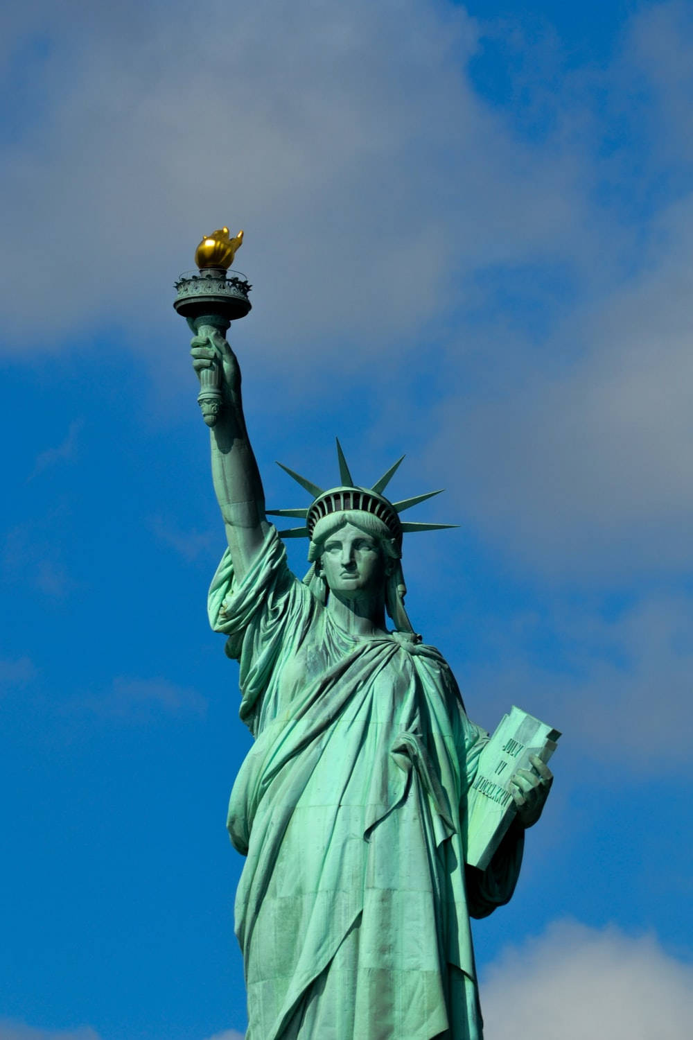 Statue Of Liberty Torch Belysning Mønster: Lyser op væggene med smuk glød. Wallpaper