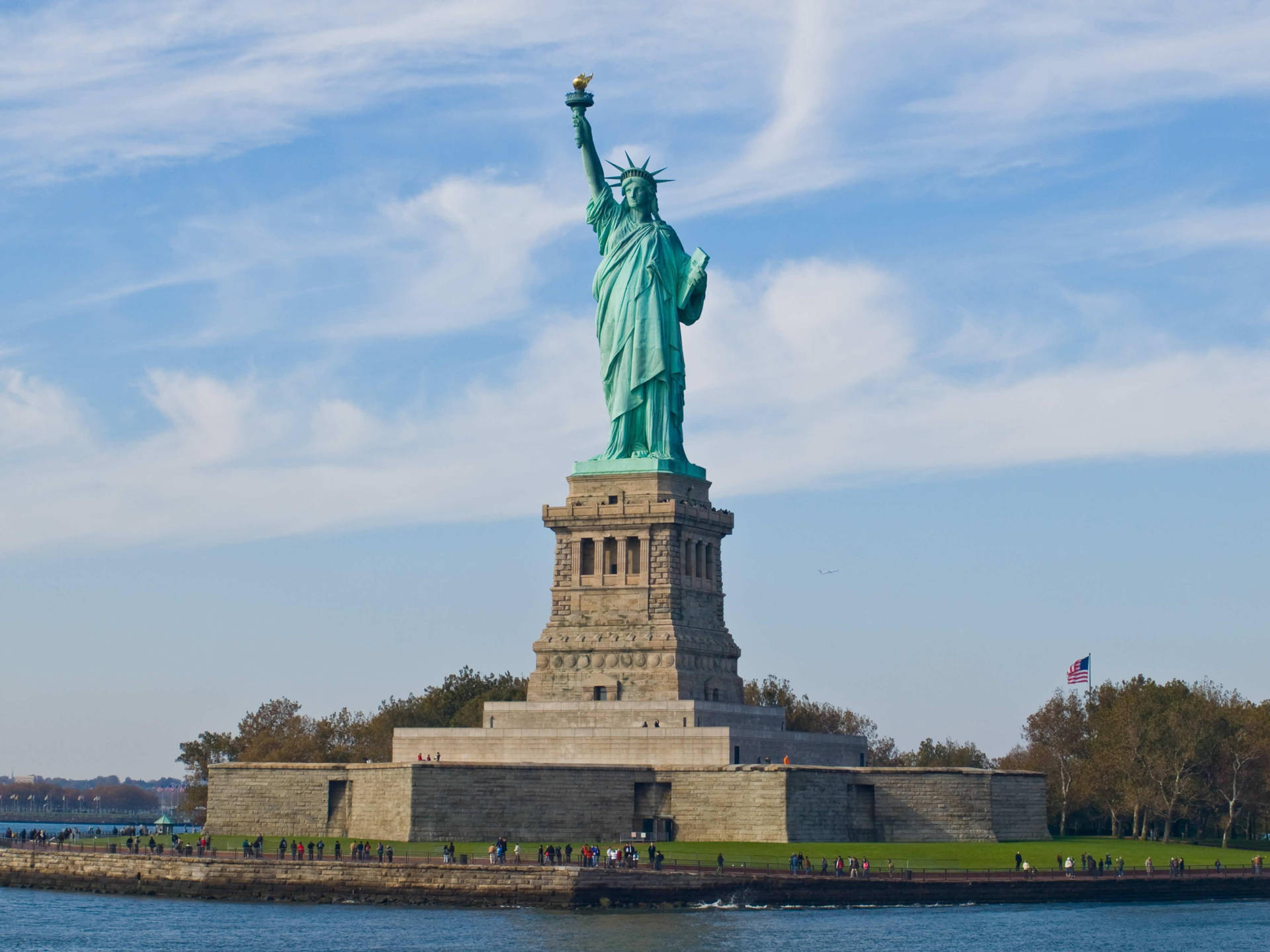 Statue Of Liberty Tourists Wallpaper