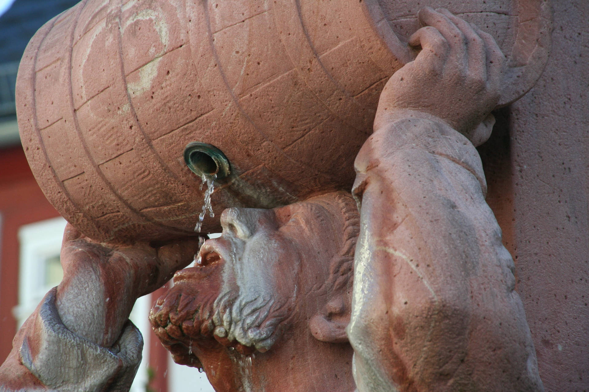 Estatuade Un Hombre Bebiendo Agua. Fondo de pantalla