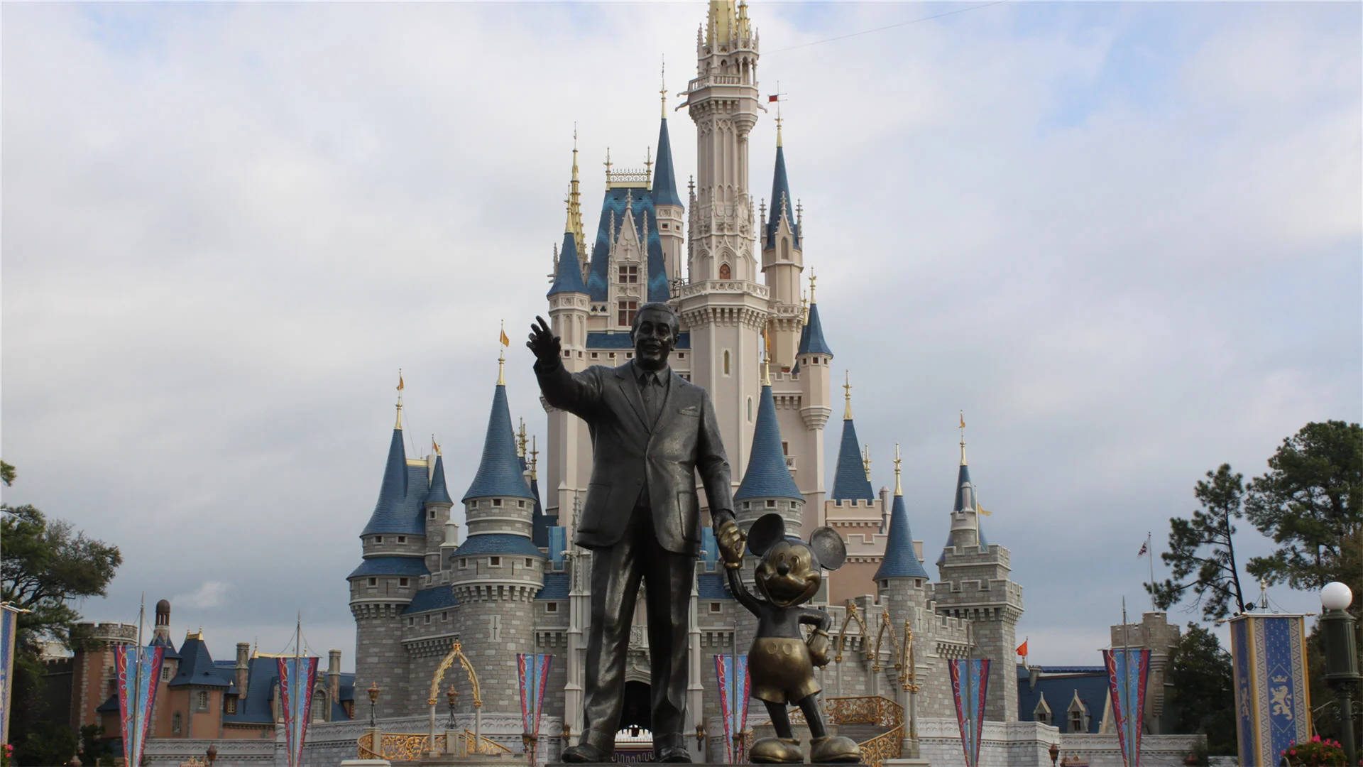 Statue På Walt Disney World Desktop Wallpaper
