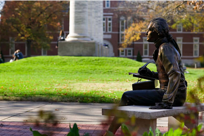 Estatuasentada En El Campus De La Universidad De Missouri. Fondo de pantalla