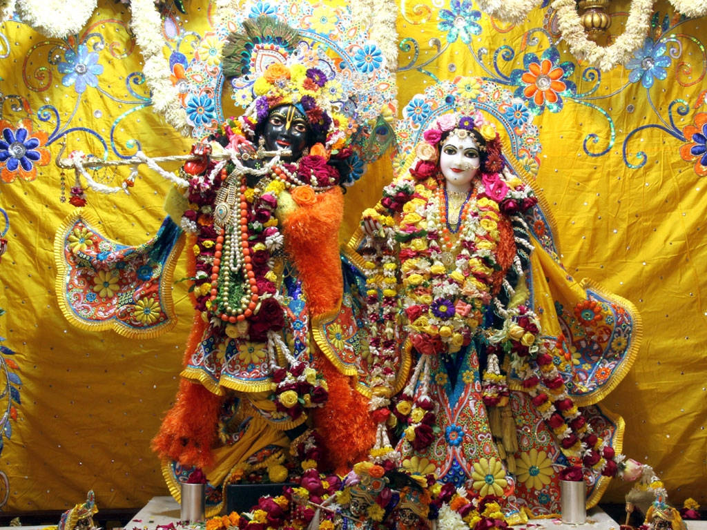 Statuenvon Krishna Und Radha Im Iskcon-tempel Wallpaper