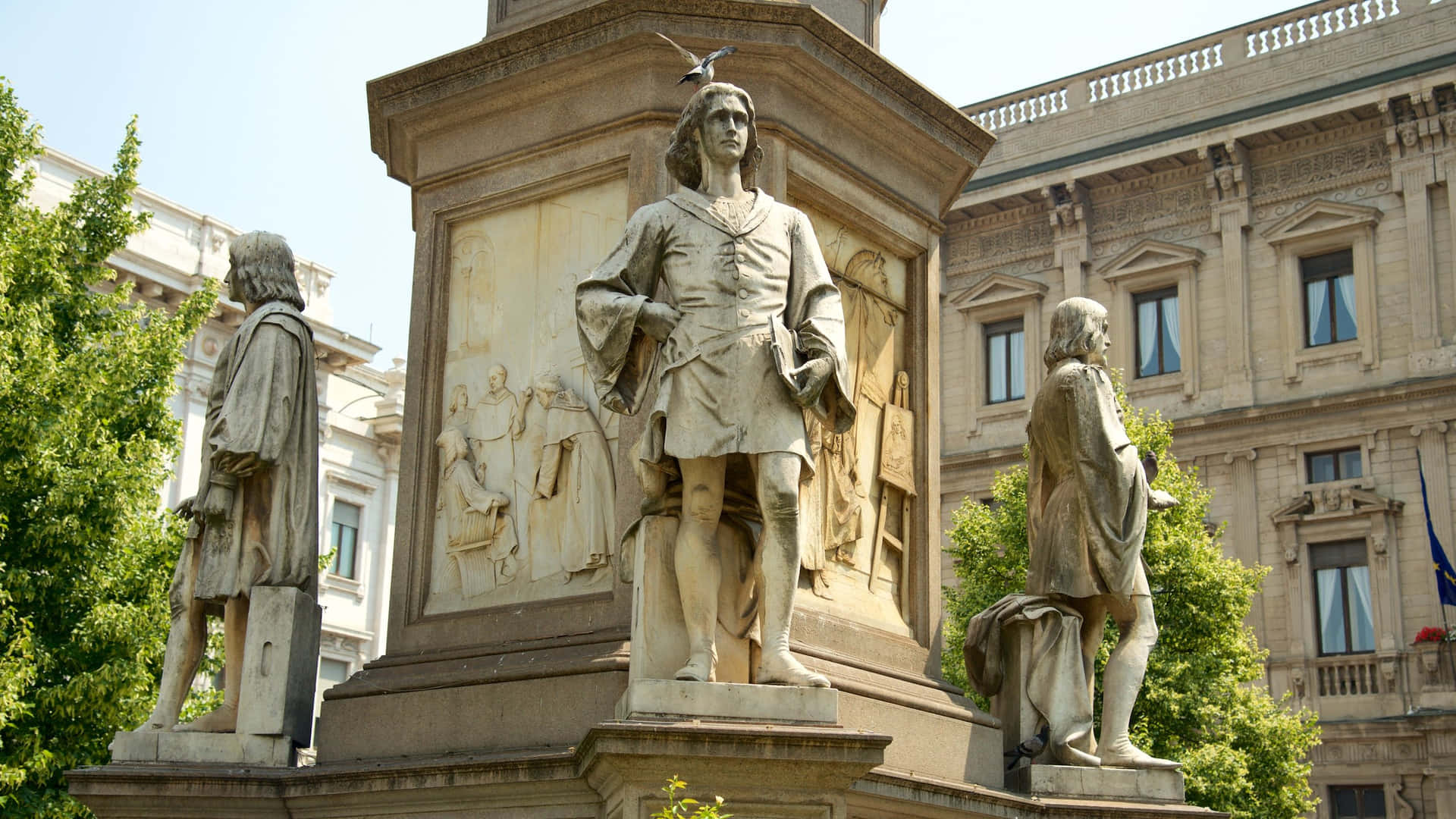 Statuenvor Dem Opernhaus La Scala Desktop Wallpaper