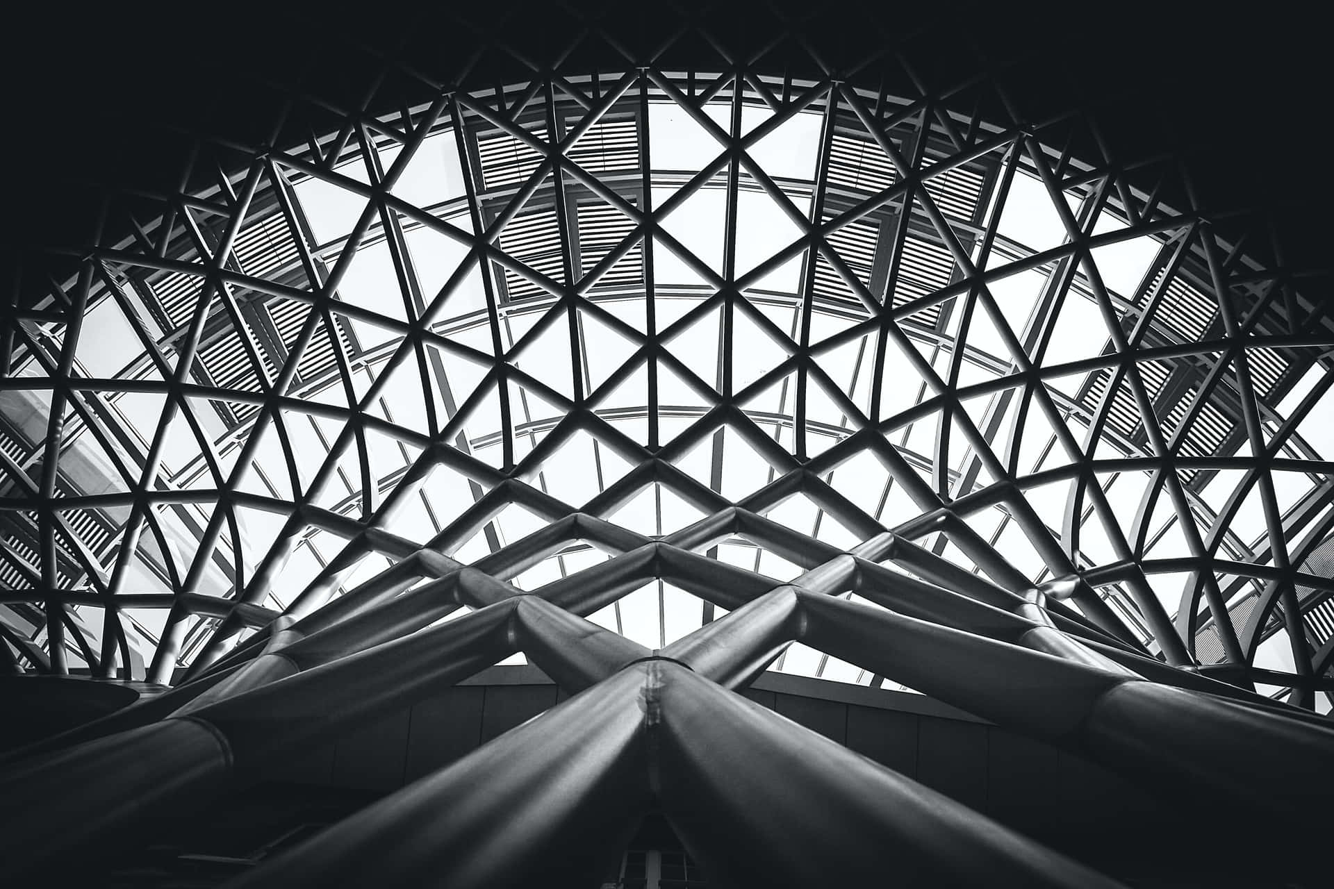 Et sort og hvidt foto af en cirkulær struktur. Wallpaper