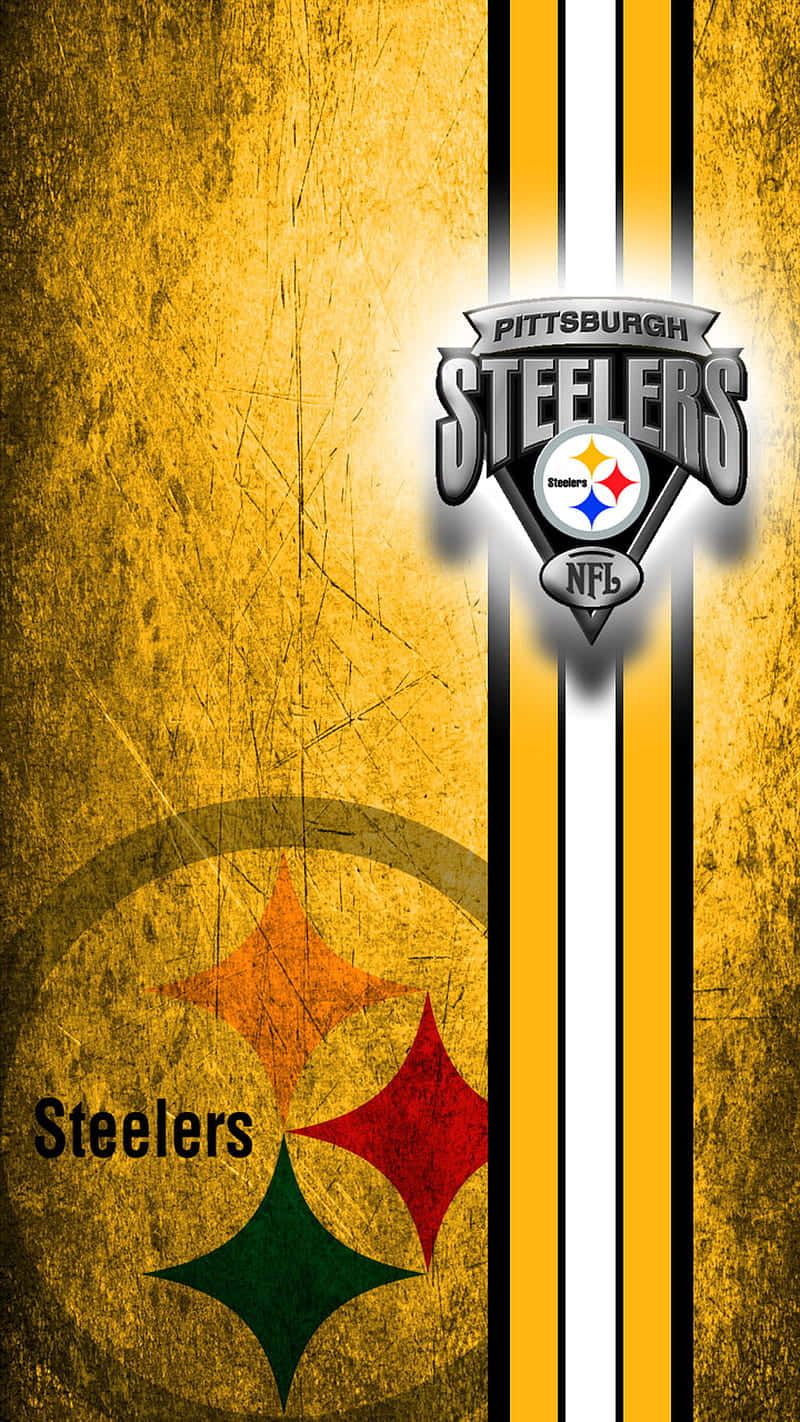 Unbrillante Logo De Los Pittsburgh Steelers En Contraste Con Un Poderoso Cielo Nocturno. Fondo de pantalla