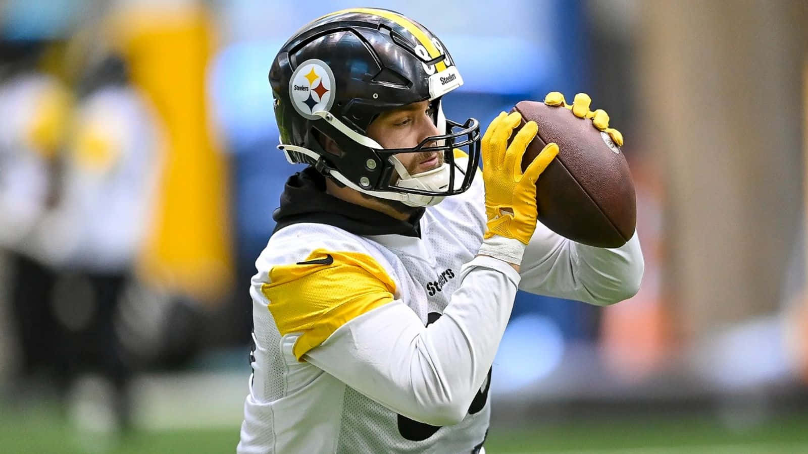 Steelersin Pelaaja Nappaa Jalkapallon Harjoituksessa Taustakuva