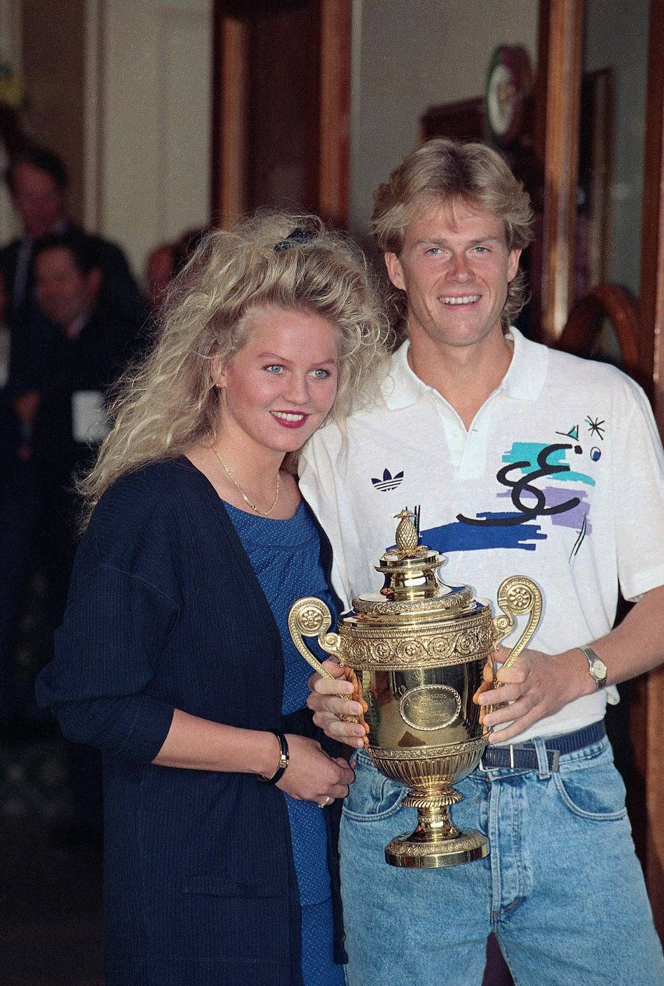 Stefanedberg Med Annette Owens 1988 Wimbledon-trofén. Wallpaper