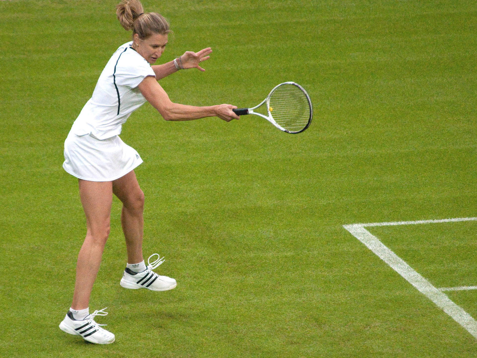 Steffi Graf in action on the tennis court Wallpaper
