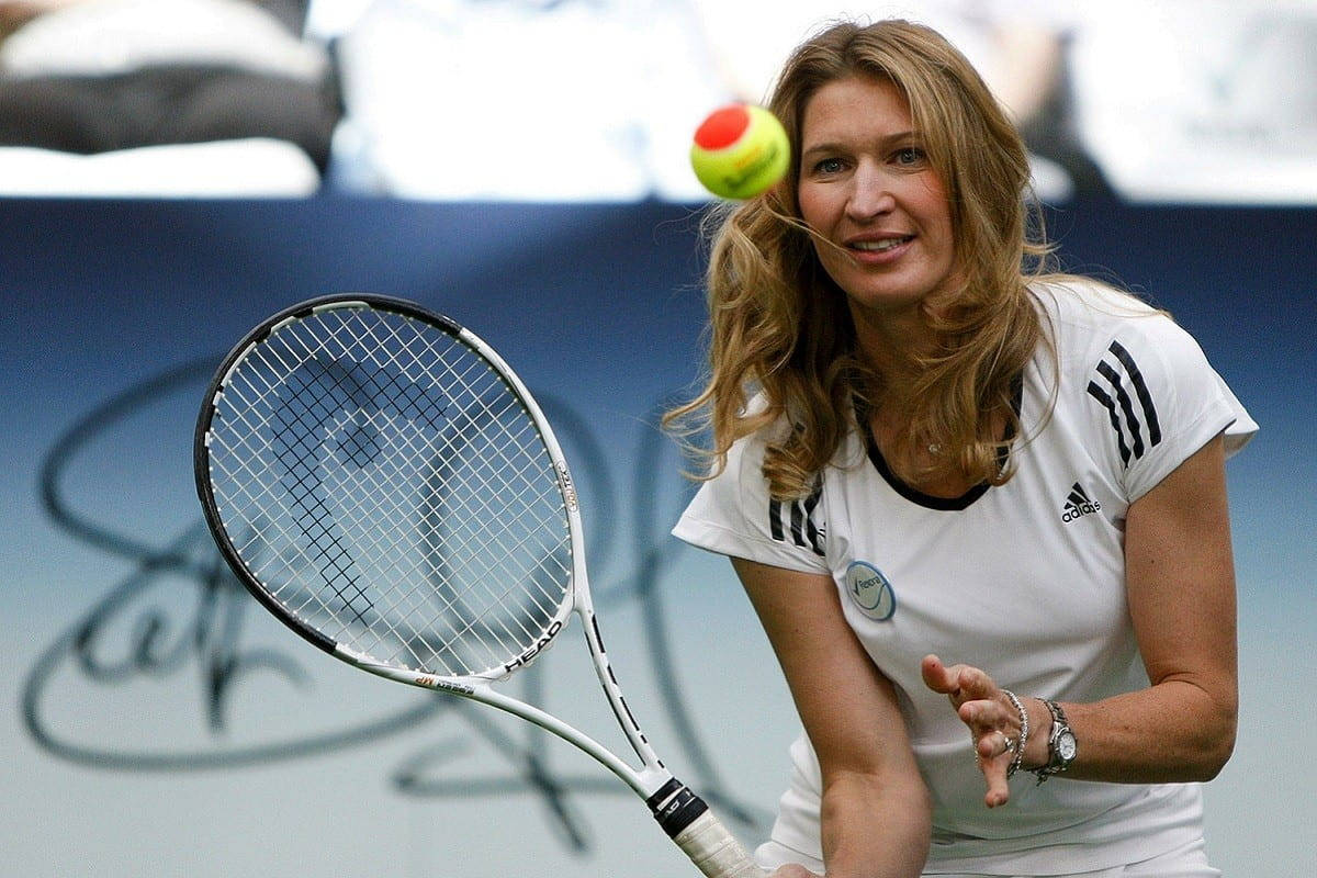 Steffi Graf poised with a tennis ball Wallpaper
