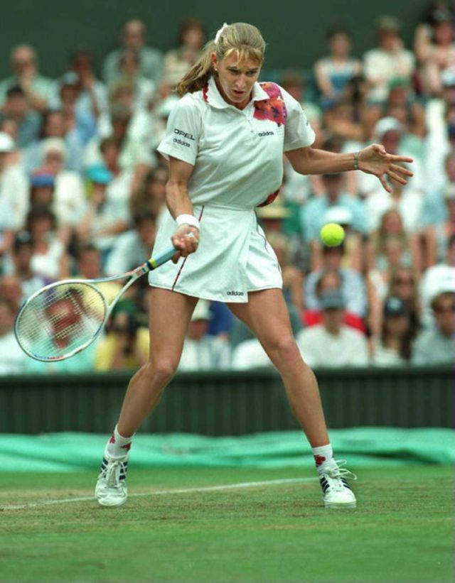 Steffi Graf With Ball In Front Wallpaper