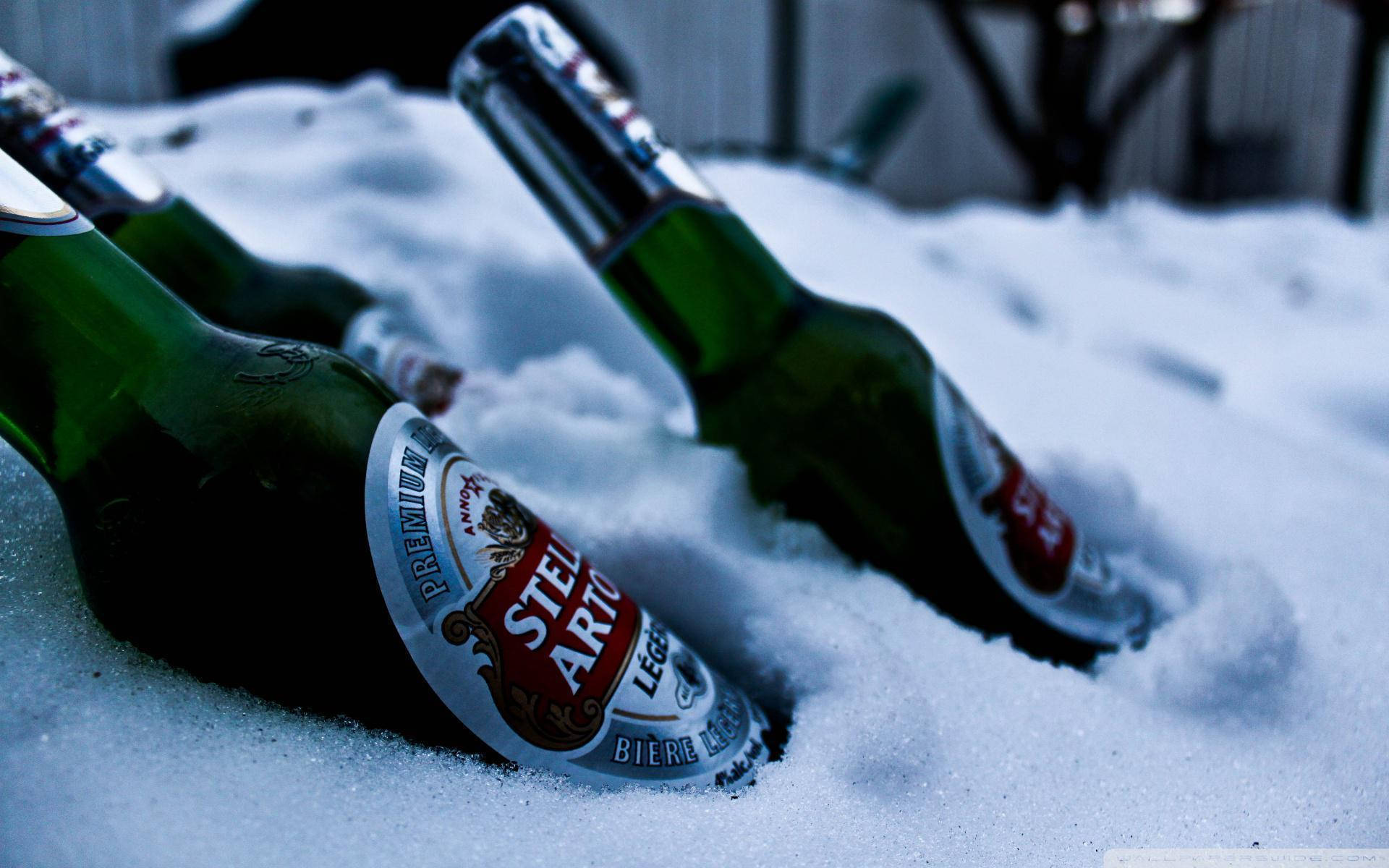 Stella Artois øl ude i det kolde med et skandinavisk udseende. Wallpaper