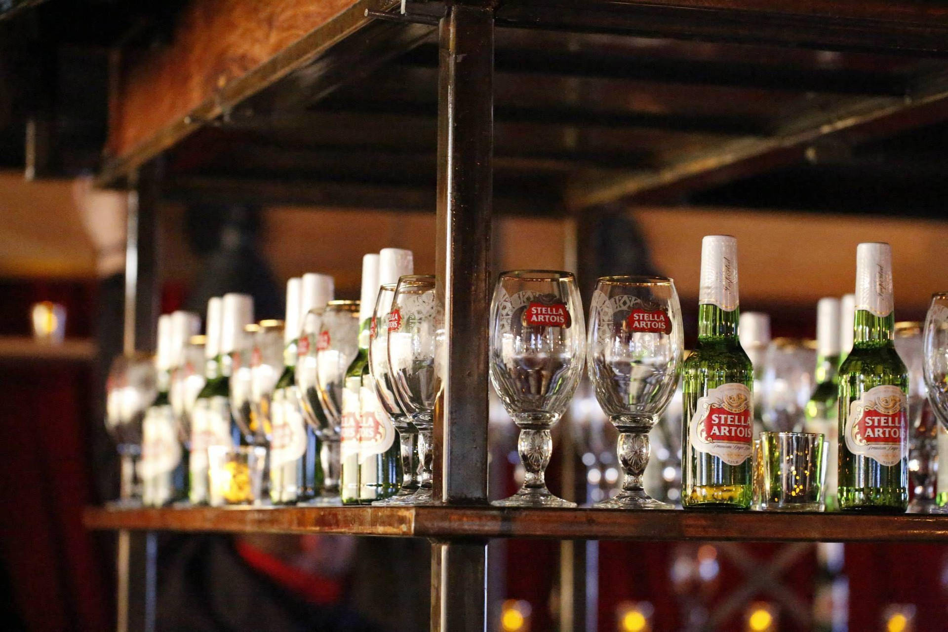 Botellasy Copas De Stella Artois. Fondo de pantalla