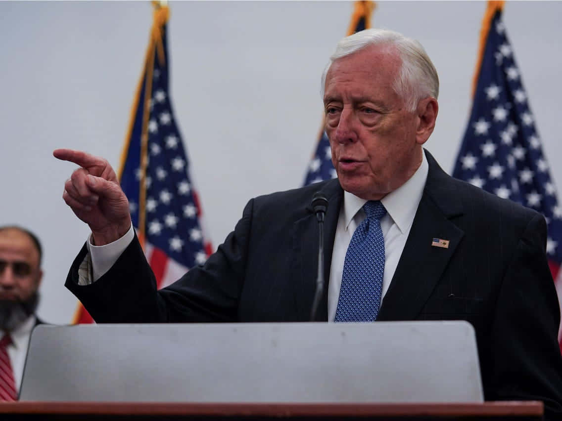 Steny Hoyer Talking While Pointing Wallpaper