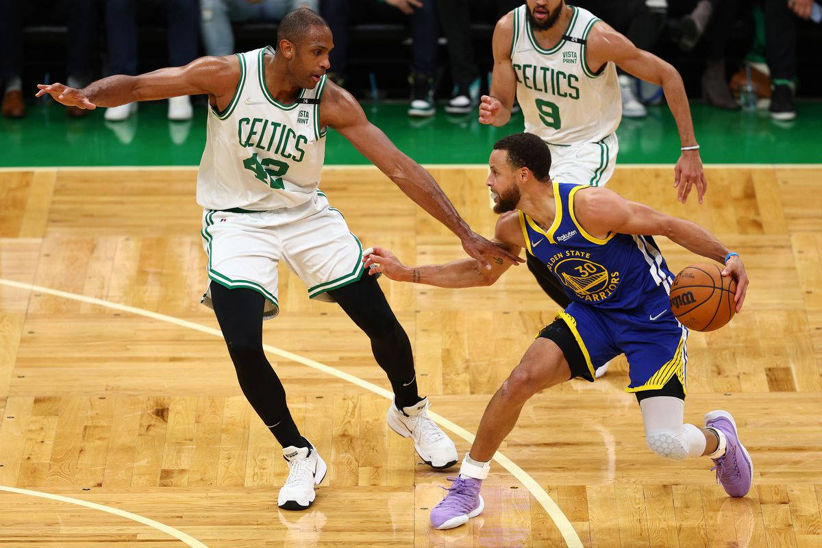 Steph Curry Med To Celtics Spillere Tapet Wallpaper