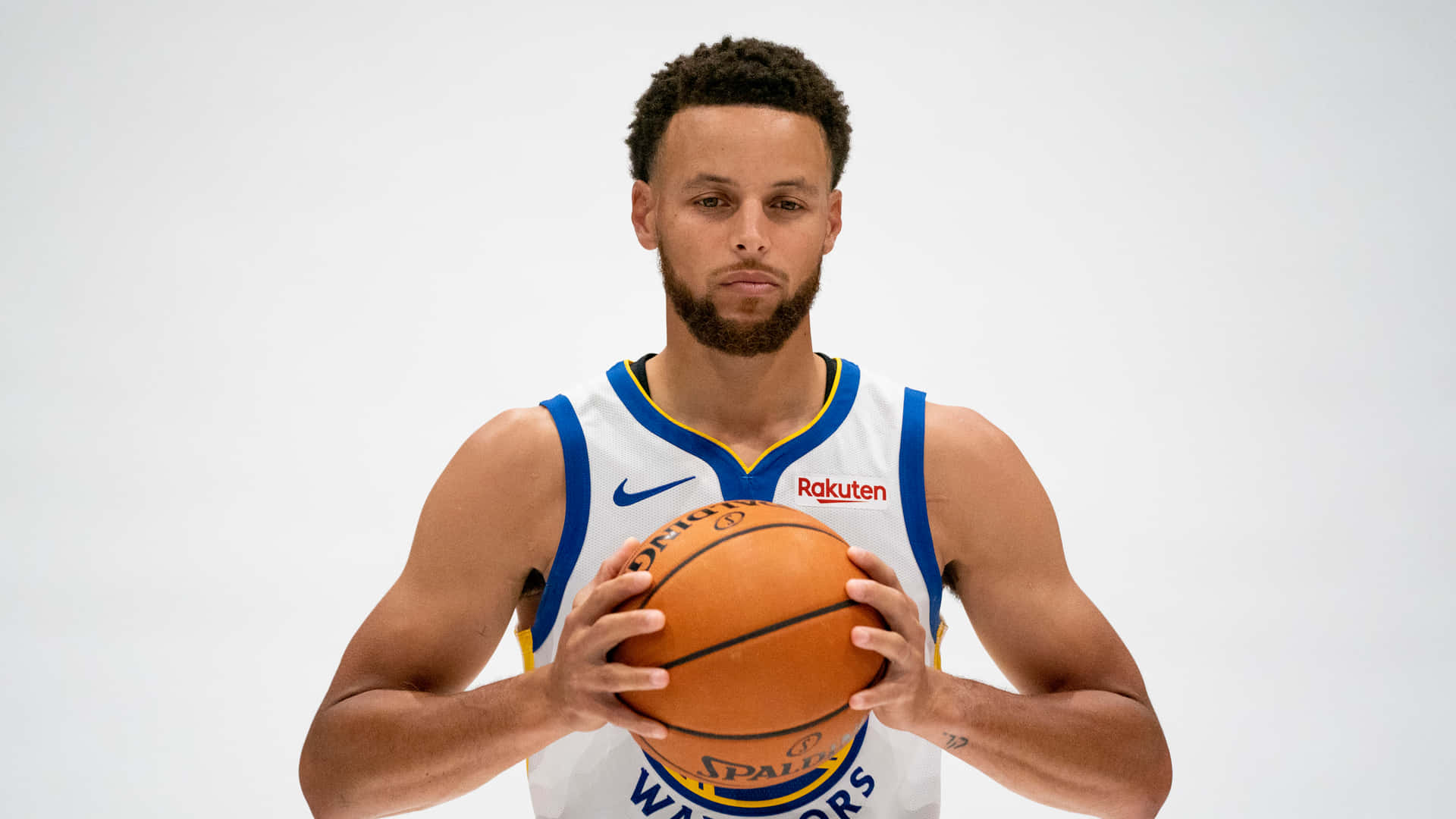 Stephen Curry 4K Holder Basketball Med Begge Hænder Baggrundsbillede Wallpaper