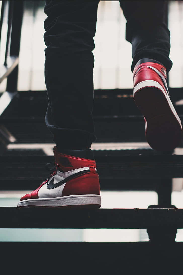 Hombrepisando Zapatos Nike Jordan Air 1. Fondo de pantalla