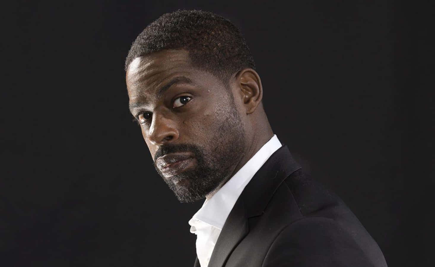 Beroemde Acteur Sterling K Brown Met Een Warme Glimlach Achtergrond