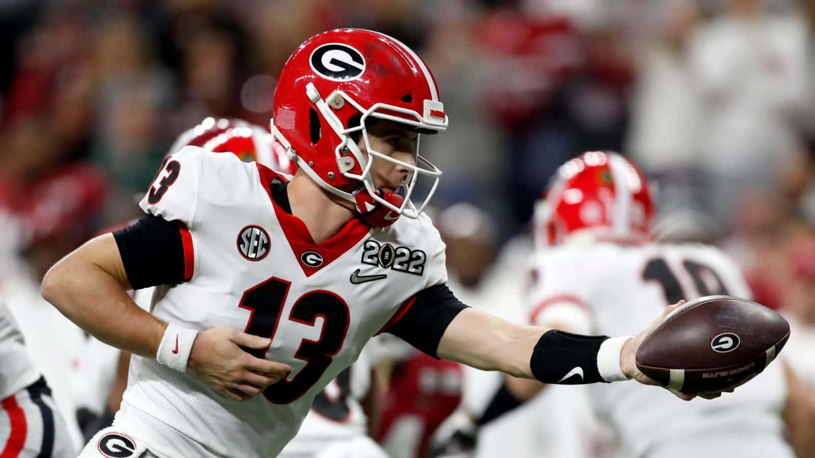 Stetson Bennett Georgia Bulldogs Quarterback Action Wallpaper