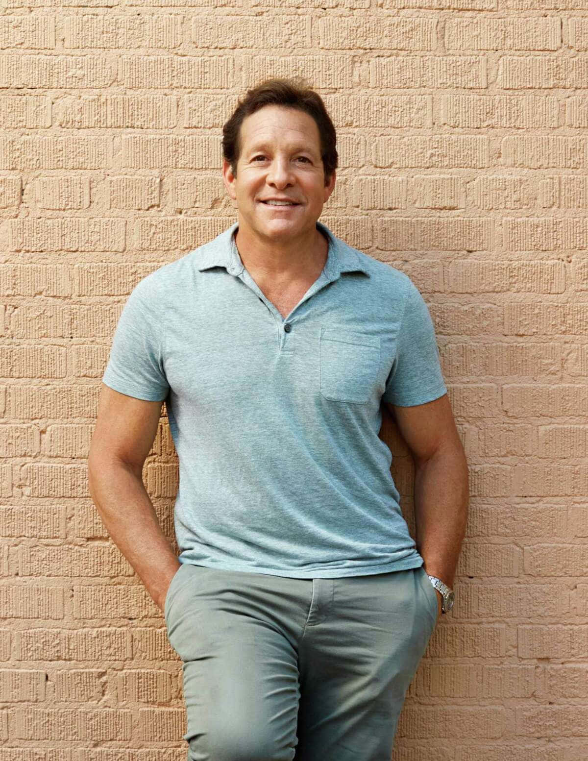 Actor Steve Guttenberg posing Wallpaper