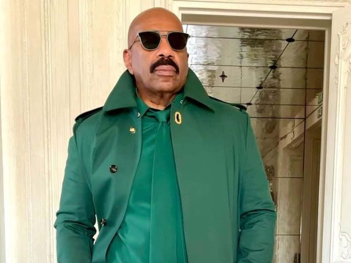 Steve Harvey In A Green Outfit With Sunglasses Picture